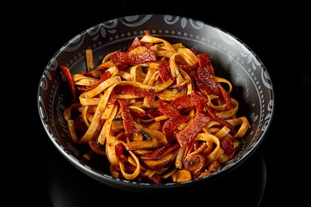 Wok с колбасками пеперони