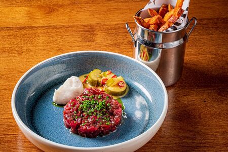 Тартар из говядины с айоли и бататом фри