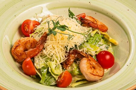 Салат Цезарь с креветками