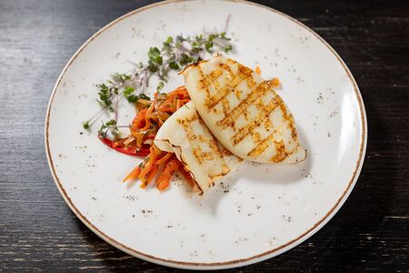 Кальмары гриль с овощами