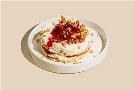 *Панкейки с лимонным мусом, вишневым соусом и гранолой
