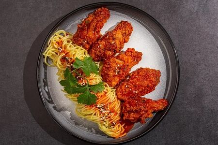 Крылышки с лапшой