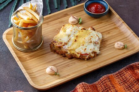 Мясо по-французски с двумя сырами 