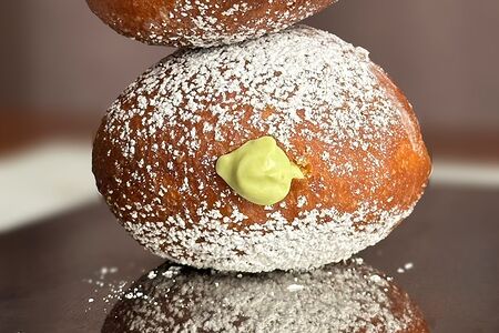 Пончик с фисташковым кремом