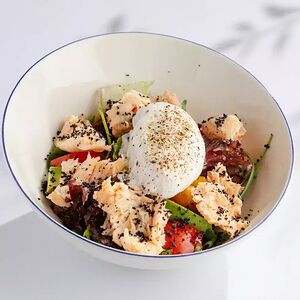 Теплый салат с форелью