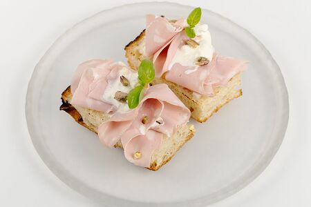 Брускетта с мортаделлой и страчателлой
