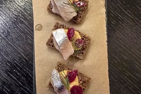 Мини-брускетты с селедкой