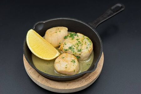 Гребешки с чесноком и петрушкой