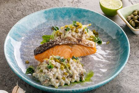 Лосось с грибным перлотто и черемшой