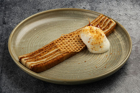 Медовик с кремом из халвы и кардамона