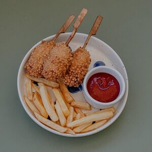 Корн-дог в рисовых шариках с фри