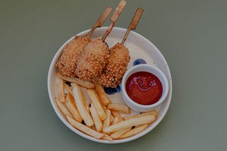 Корн-дог в рисовых шариках с фри