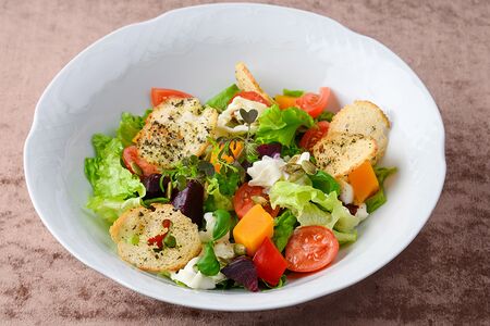 Салат с печеной свеклой, тыквой и Страчателлой 