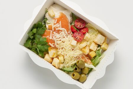 Цезарь с форелью и пармезаном 