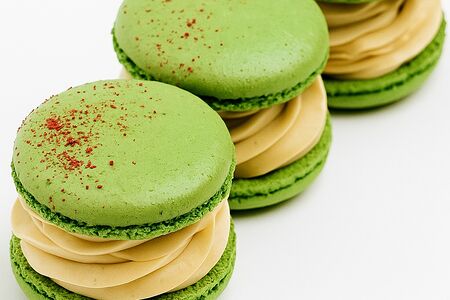 Макарон Фисташка-Малина