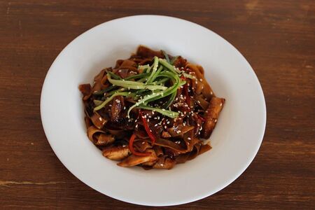 Лапша с курицей и беконом в соусе терияки