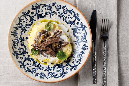 Бефстроганов из фермерской телятины с пюре