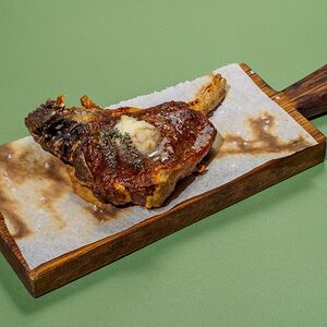 Стейк Томагавк с томленым говяжьим маслом