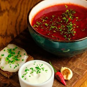 Борщ с говядиной, тостами и салом