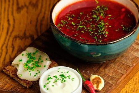 Борщ с говядиной, тостами и салом