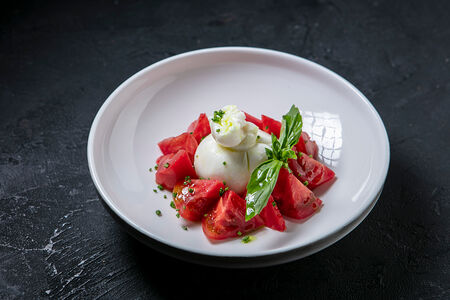 Буррата с томатами