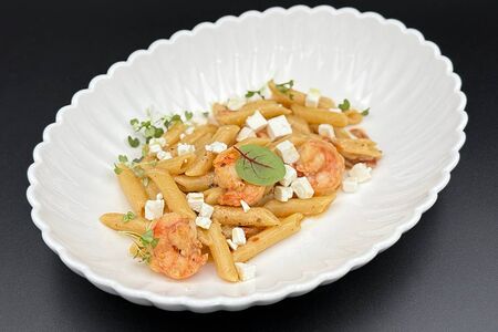 Пенне с креветками, фетой и вялеными томатами
