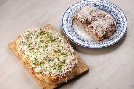 Тартар на хлебе тартин и Пицца Четыре сыра