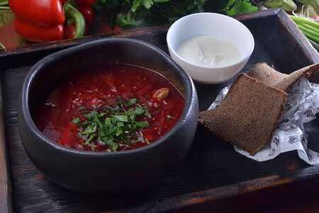 Борщ из говядины с бородинскими гренками