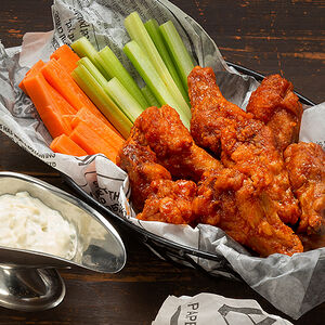 Куриные крылья BBQ с овощами