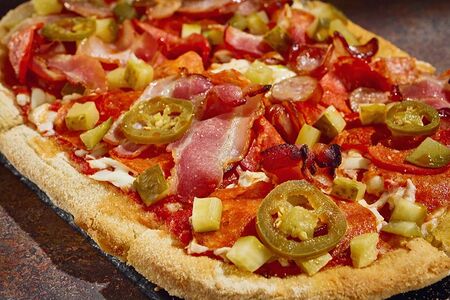 Пицца мясная с чоризо