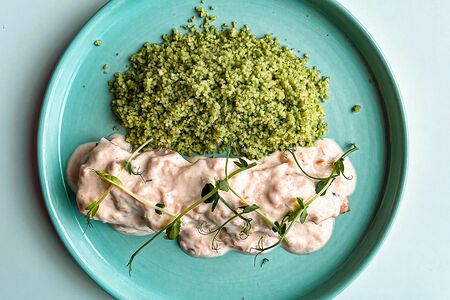 Куриное филе с кускусом и шпинатом