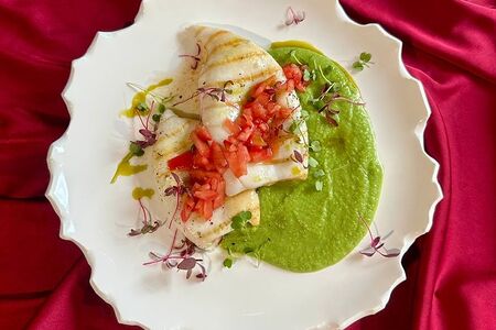 Кальмар на гриле с пюре из горошка