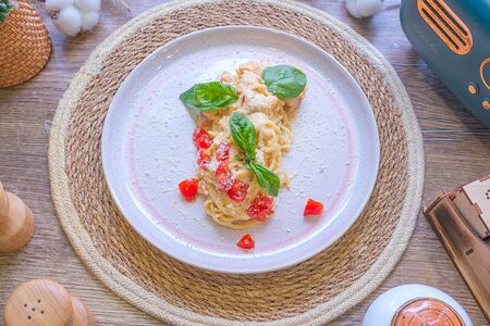 Паста с лососем и базиликом с сливочном соусе том-ям