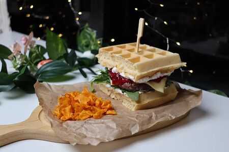 Бургер с брусникой