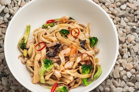 Удон в кокосово-устричном соусе с грибами шиитаке и брокколи