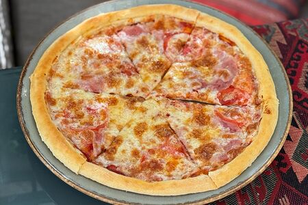 Пицца с ветчиной и сыром 