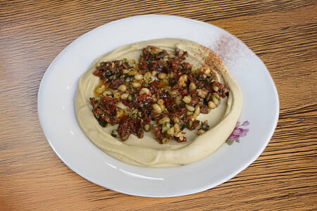 Хумус с сальсой из вяленых томатов