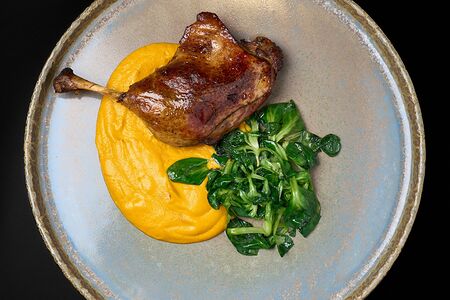 Утиная ножка с кремом из моркови и айсбергом