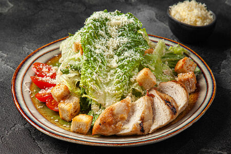 Салат Цезарь с курицей