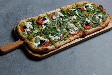 Пицца со страчателлой и томатами