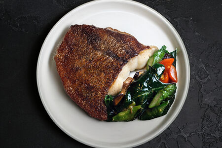 Филе синекорого палтуса с томатами, спаржей, шиитаке