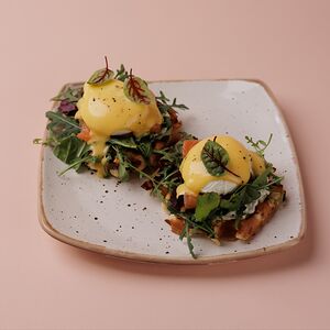 Яйцо пашот под голландским соусом на сырной вафле с лососем