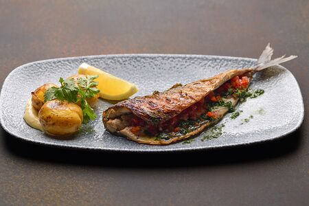 Скумбрия гриль с печеным картофелем