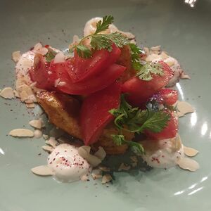 Салат с хрустящим баклажаном и соусом пармезан