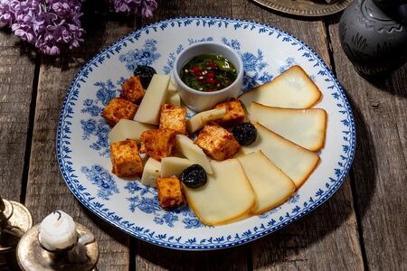 Тарелка любимых грузинских сыров