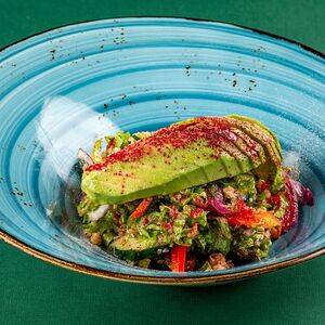 Авокадо с киноа и вялеными томатами и креветкой