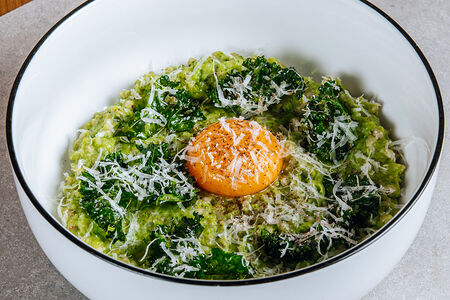 Зеленая гречка с пюре из брокколи с пармезаном