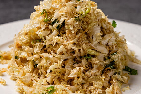 Салат из китайской капусты в азиатской заправке с коктейльными креветками