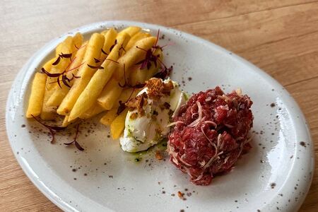 Тартар из телячьей вырезки с творожным кремом и картофелем фри