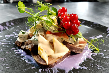 Говяжий язык с овощами и сливками